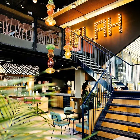 The Social Hub 4*