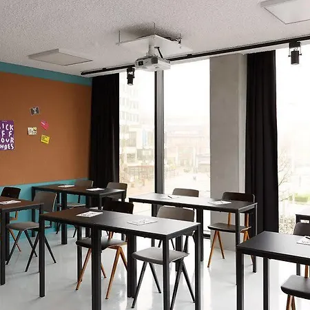 The Social Hub Отель